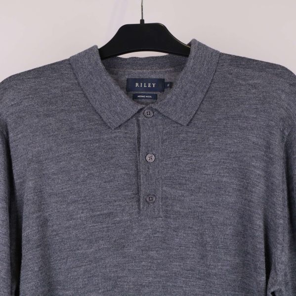 Närbild på krage och knäppning framtill på tröjan