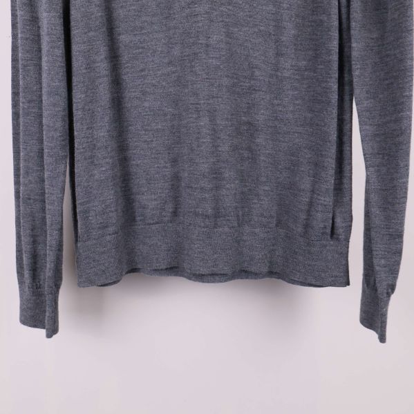 Närbild på tröjans nederkant och muddar