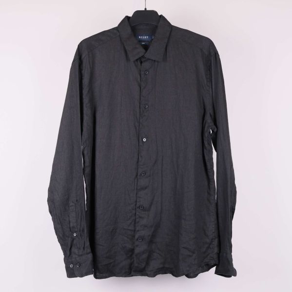 Svart linneskjorta med lång ärm på galge