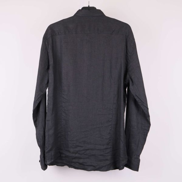 Baksidan av svart linneskjorta på galge