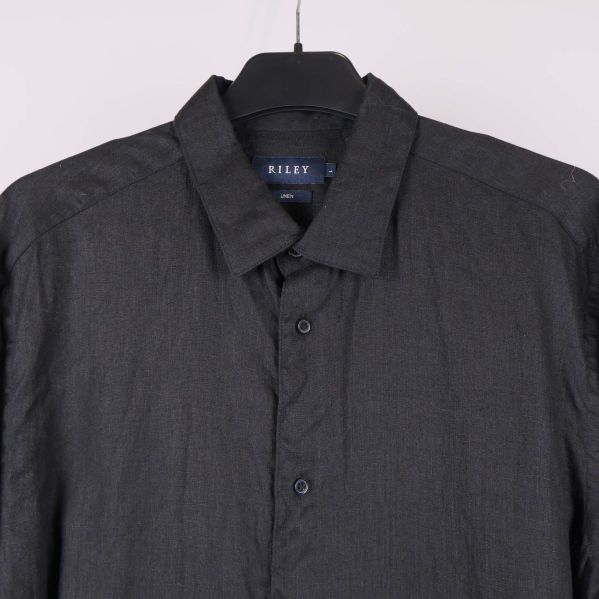 Närbild på krage och överdel av skjorta