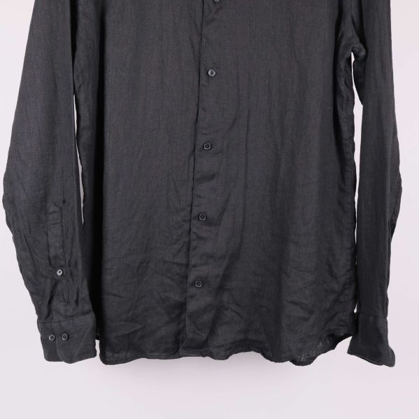 Nedre del av svart linneskjorta med knappar