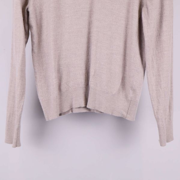 Närbild på tröjans nederkant och långa ärmar