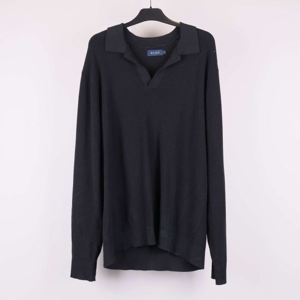 Svart långärmad tröja på galge framifrån