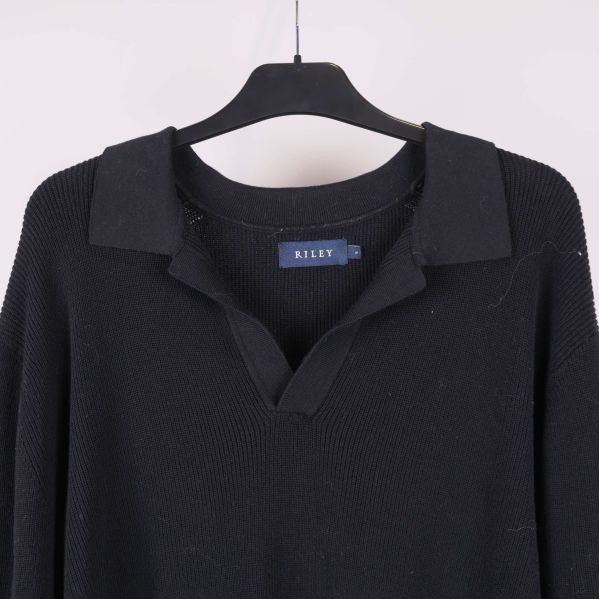 Närbild på tröjans krage och halsringning