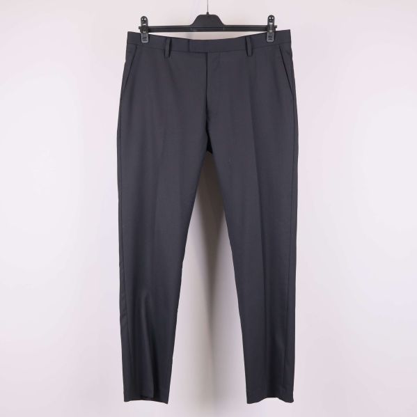 Framsida på svarta kostymbyxor i slim fit-modell