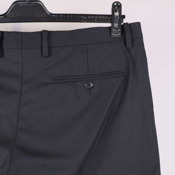 Närbild av bakficka och midjedetaljer på kostymbyxor