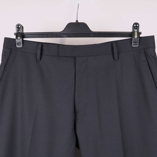 Framsida av midja och bälteshällor på kostymbyxor