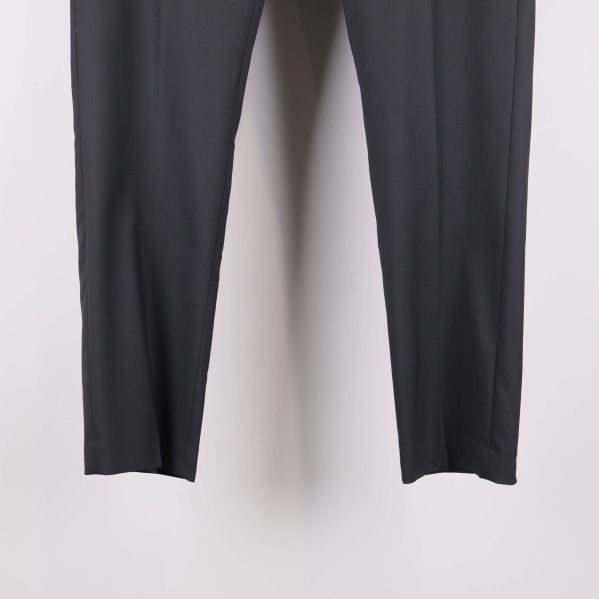 Närbild av nedre delen av kostymbyxbenen