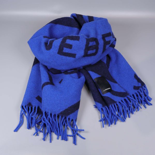 Blå halsduk vikt och placerad med fransarna framåt