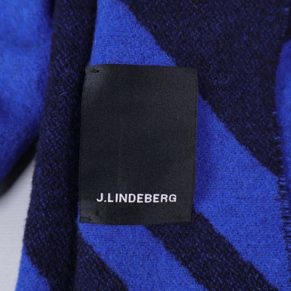 Närbild på svart etikett med texten J.Lindeberg