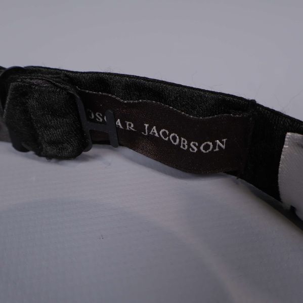 Närbild på etikett med Oscar Jacobson tryck