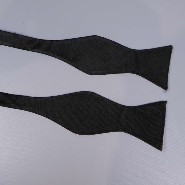 Flugans vingar vikta bredvid varandra på bord