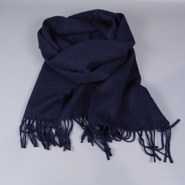 Hopvikt marinblå halsduk med fransar i framkant