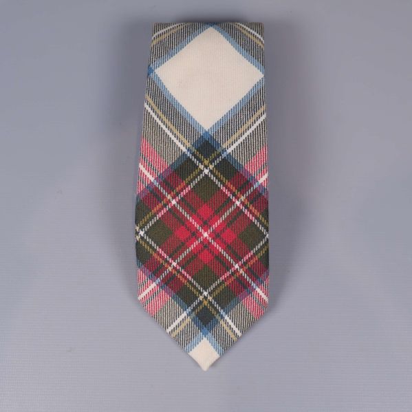 Framsida av slips med färgglatt rutmönster
