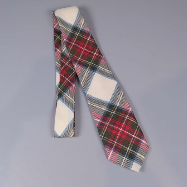 Slips i helbild utlagd med rutigt motiv