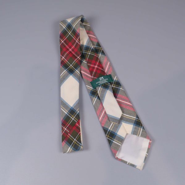 Baksida av slips med grönt etikettband och rutmönster