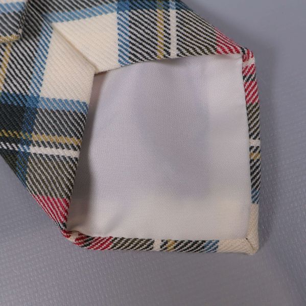 Detalj av slipsens ljusa spets och baksida