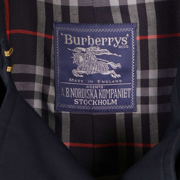 Burberrys etikett på rutigt innerfoder med text Stockholm