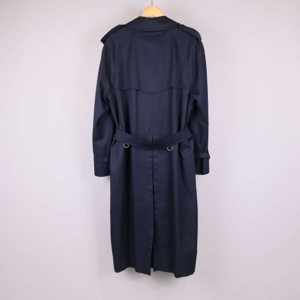 Trenchcoat sedd bakifrån med bälte och slejfdetalj