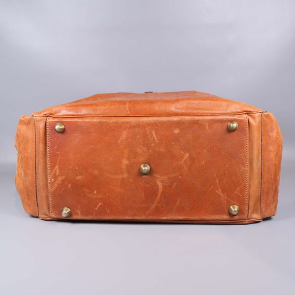 Läderväska undersida med fem metallfötter för stabilitet