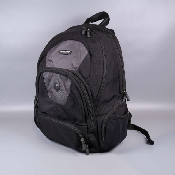 Svart ryggsäck med grå detaljer framifrån på snedden