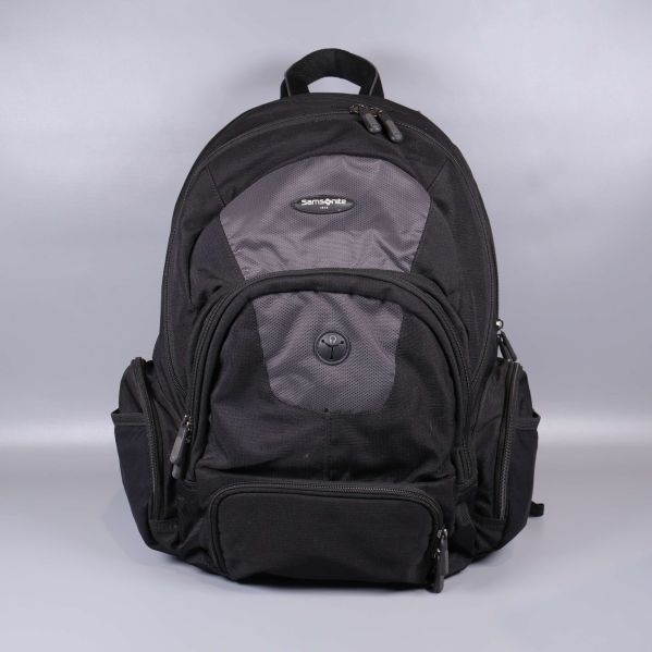 Ryggsäcken sedd rakt framifrån, flera fickor syns