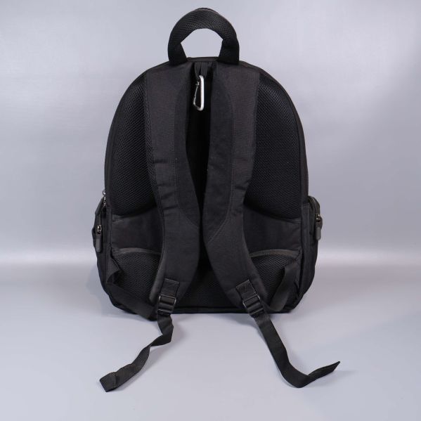 Ryggsäcken sedd bakifrån med vadderade axelremmar