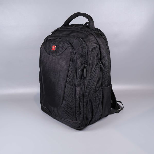 Svart ryggsäck med flera dragkedjor sedd snett framifrån