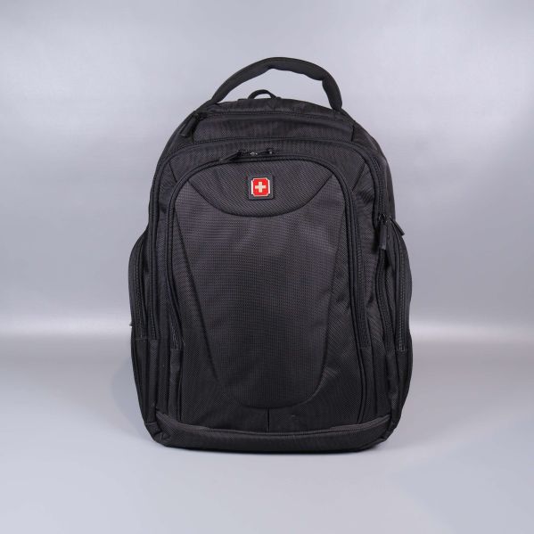 Ryggsäck sedd rakt framifrån med tydlig logotyp på fickan