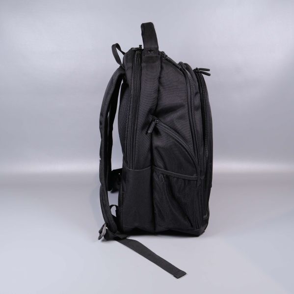 Ryggsäck sedd från sidan med sidoficka och dragkedjor