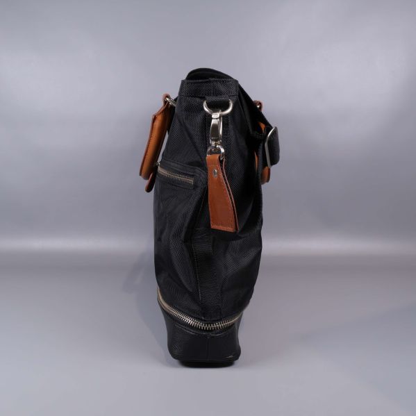 Weekendabgs sida med läderremmar och metallspänne