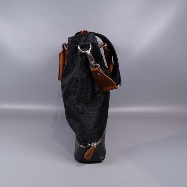 Sida av väska med dragkedjeficka och läderdetalj