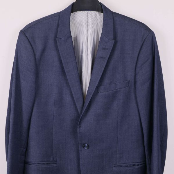 Närbild på överdelen av blå kostymkavaj