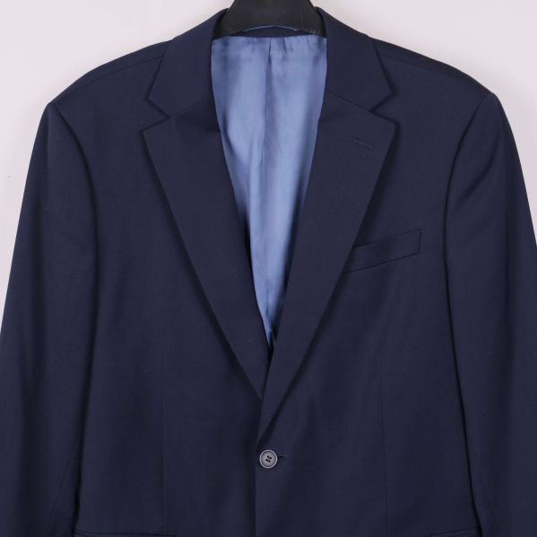 Närbild krage och slag på marinblå kavaj