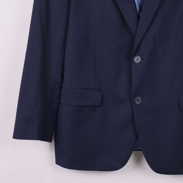 Närbild på nedre del kavaj och fickor med lock