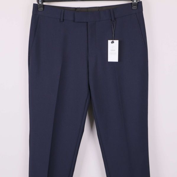 Byxans framsida i närbild med fickor och pressveck