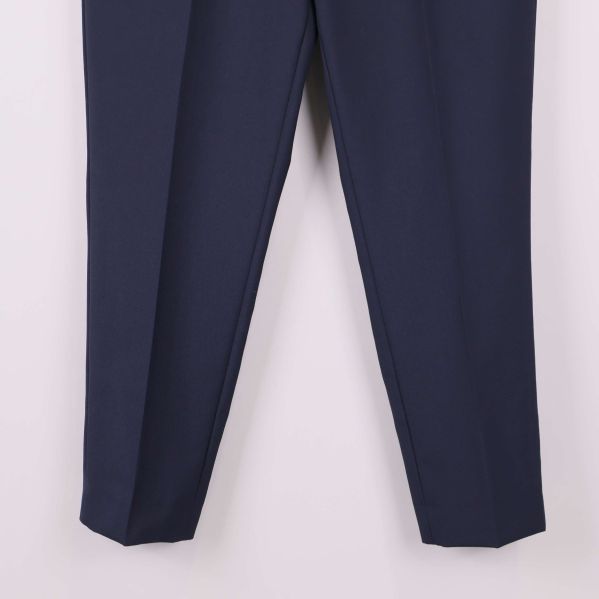 Nedre delen av byxbenen med tydligt pressveck