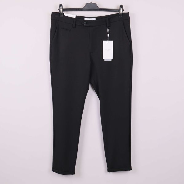 Svarta kostymbyxor med slim fit på galge, helhetsvy fram