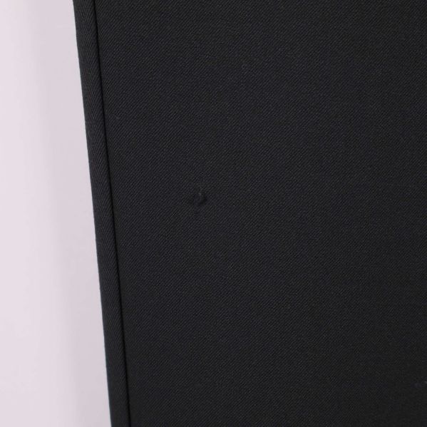 Närbild på litet märke eller prick på byxbenet