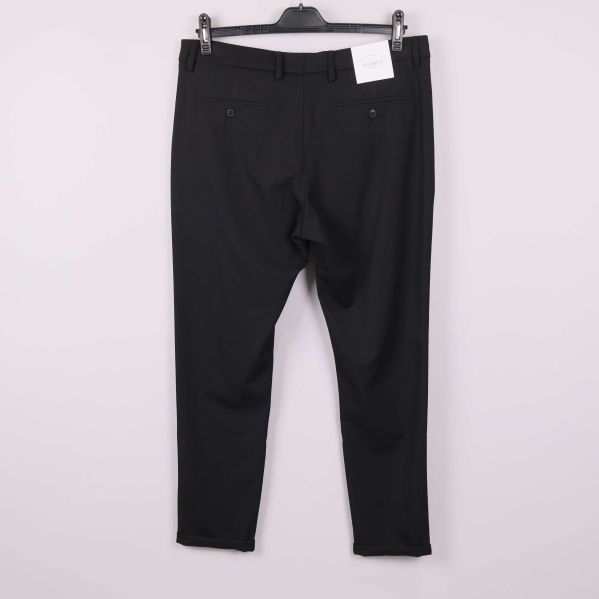 Baksidan av svarta kostymbyxor med bakfickor och hällor