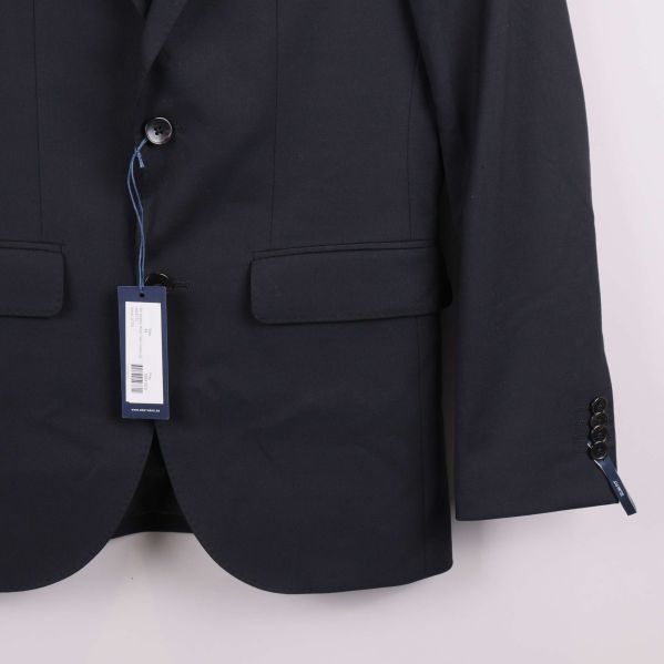 Närbild på nedre delen av ärm och fickor