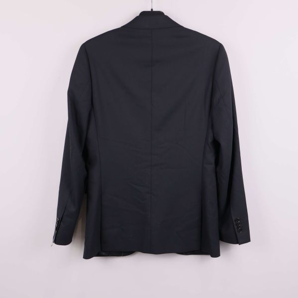 Baksidan av svart kavaj visas upphängd