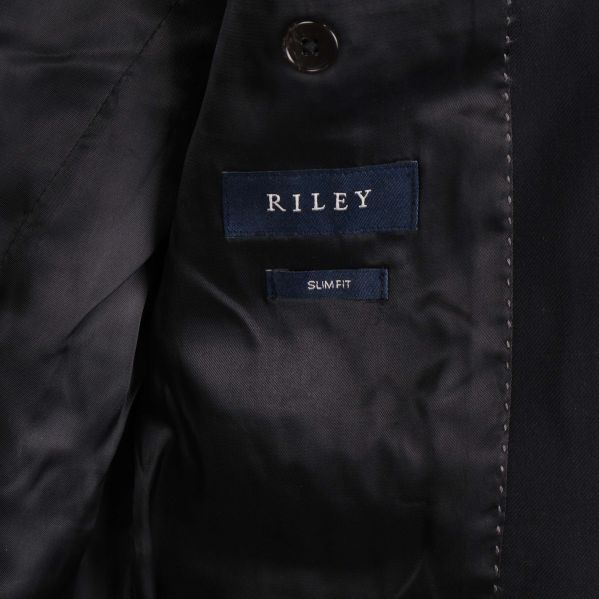 Närbild på insidan med Riley logotyp