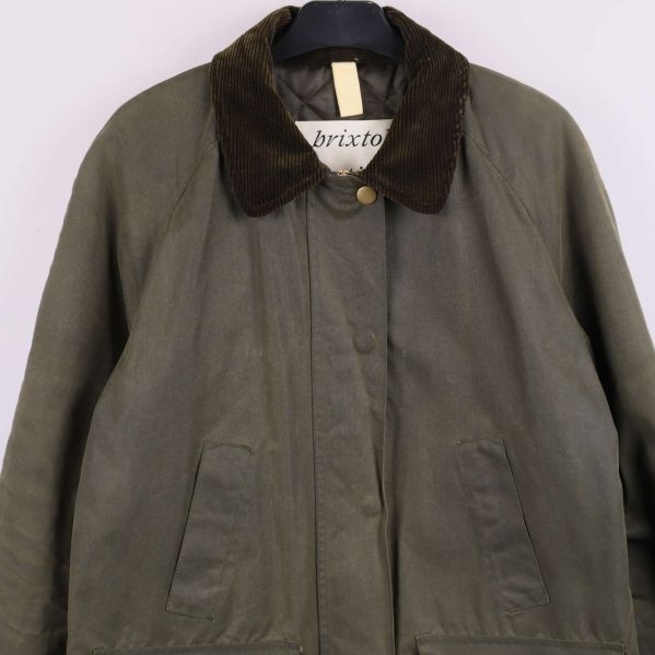 Jacka med manchesterkrage och dold knäppning i närbild