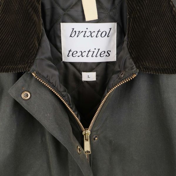 Närbild på brixtol textiles etikett och manchesterkrage