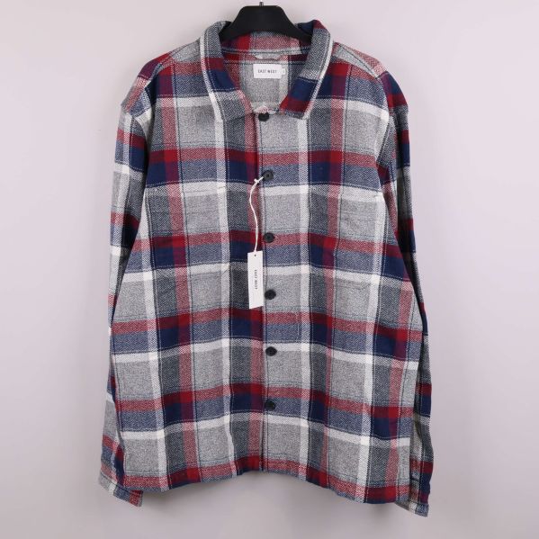 Framsida på rutig skjorta med knappar och klassisk krage