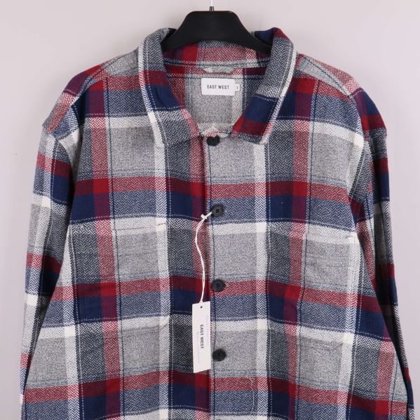 Närbild framtill på överdelen av skjortan med synliga knappar