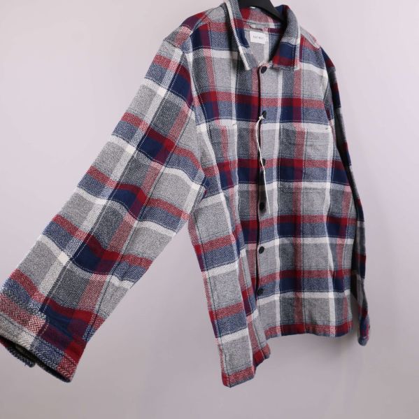 Rutig skjorta visad från sidan med hel ärm i bild