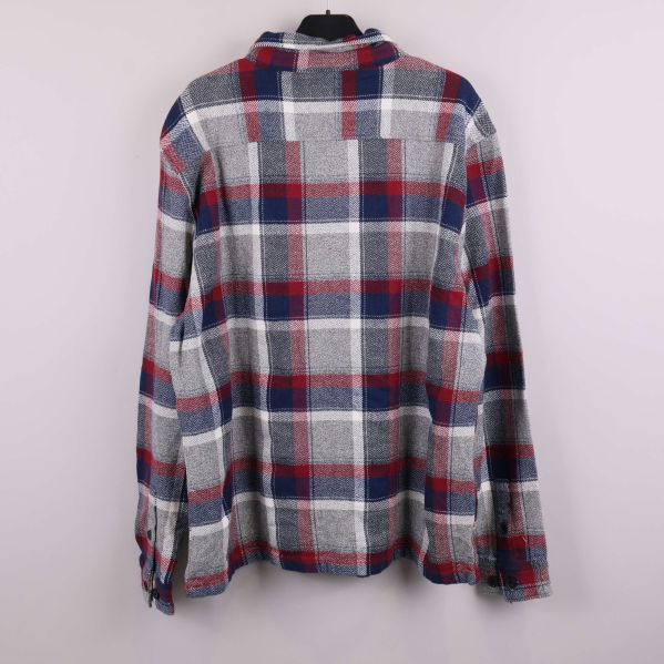 Baksidan av stor rutig bomullsskjorta med långa ärmar